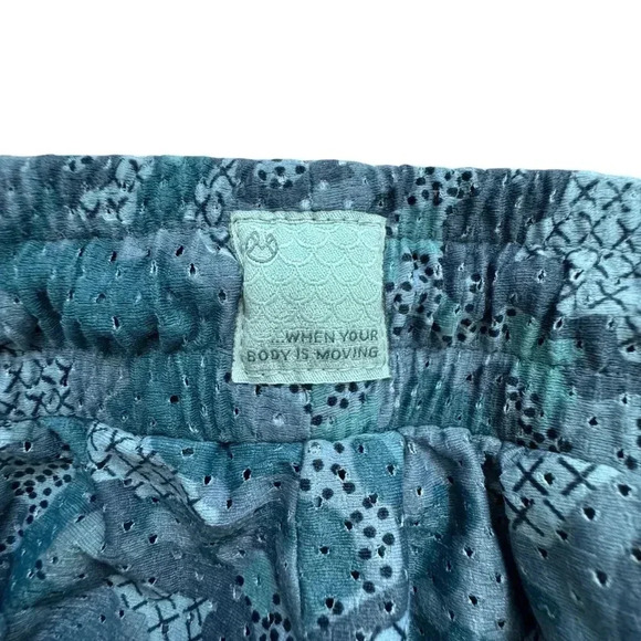 Maaji gray/blue camo athletic stretch 3 quarter length pants, Size Medium - Picture 7 of 11